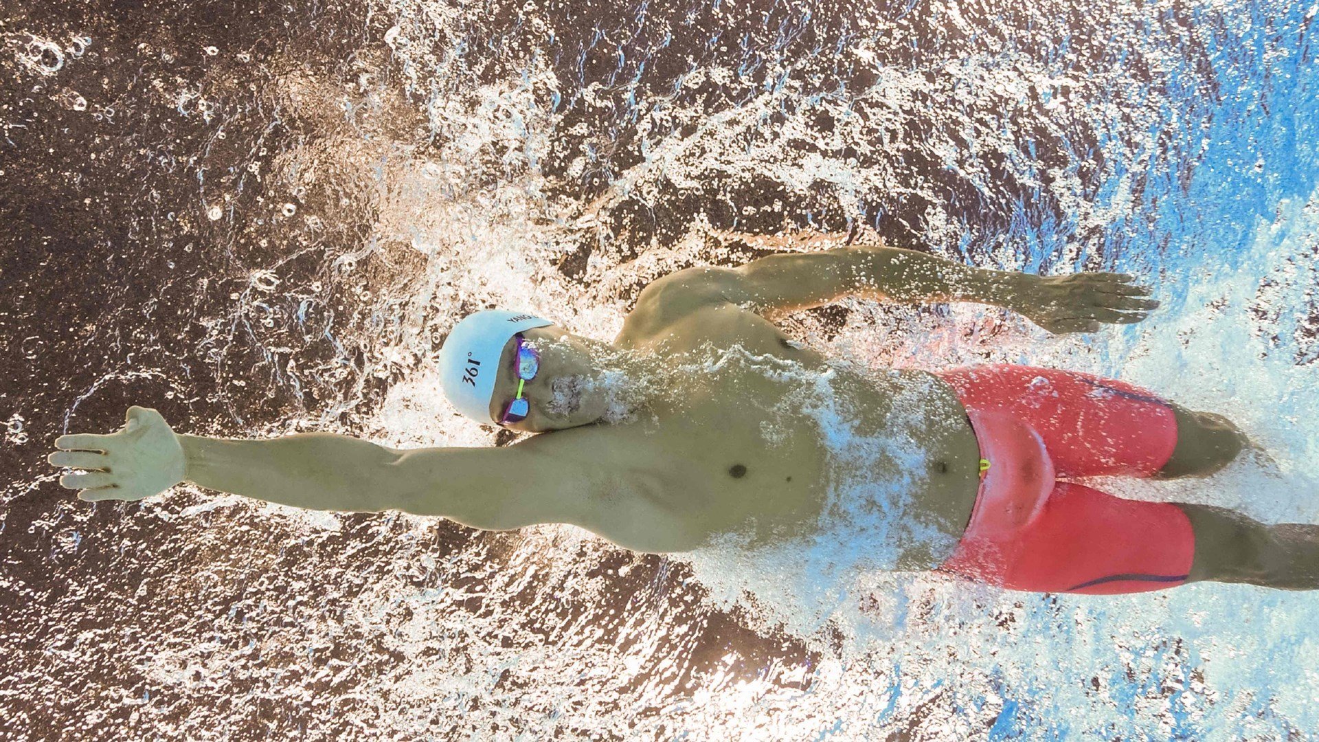 巴特尔的强力拦截为袋鼠队赢得关键比赛中的优势，巴特尔的替补