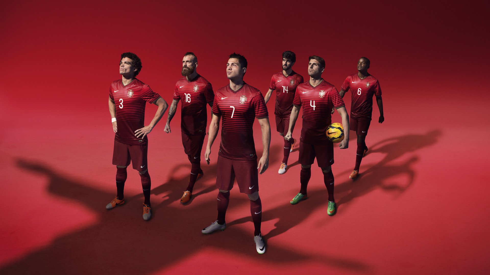 库里赛后亲吻地板告别主场，库里亲穿球鞋